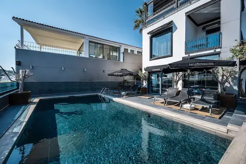 Art & Interiors, Pool