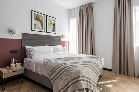 Bob W Arte, Room