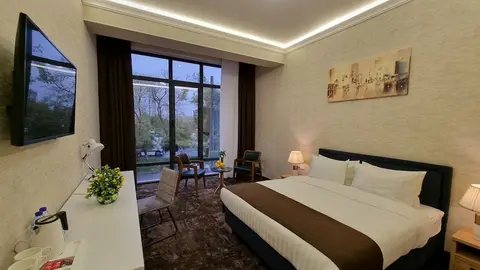 Garnet Hotel, 