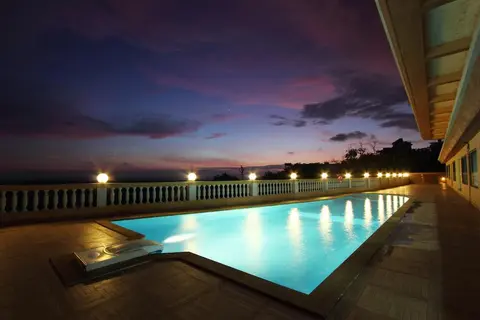 The Queeny, Pool