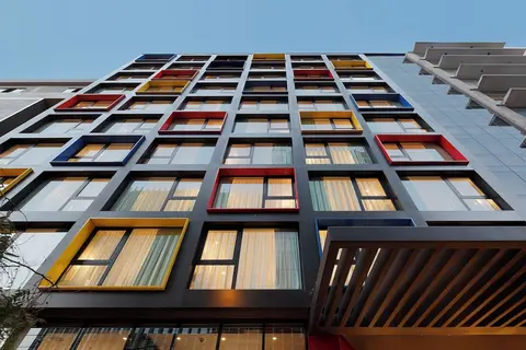 Ikonik Miraflores, Front of property