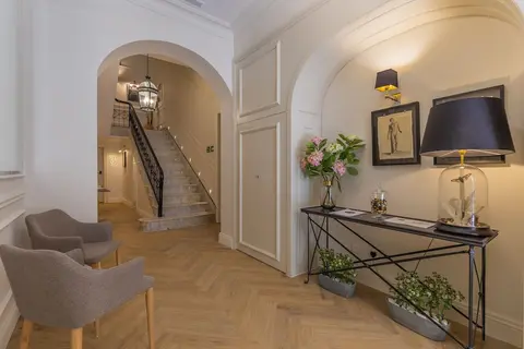 Belle Boutique, Lobby