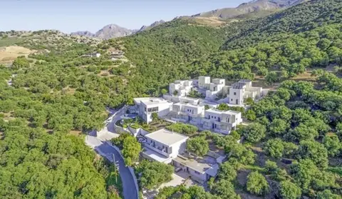 Polyrizos Hotel, Front of property