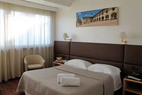 Minerva, Room