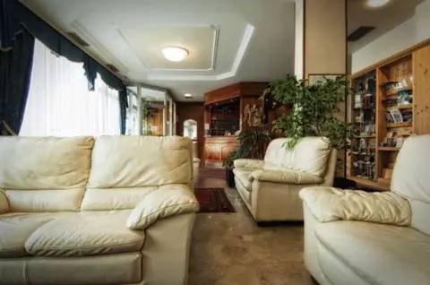 Everest Hotel, Lobby