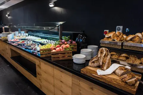 Eyal Hotel, Restaurant