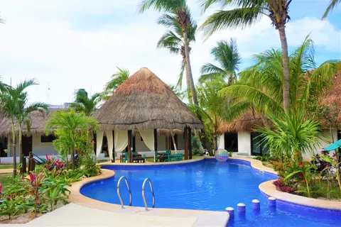 Mayan Mittoz, Pool