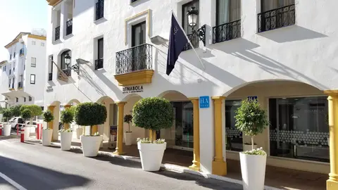 Benabola Hotel & Suites, 