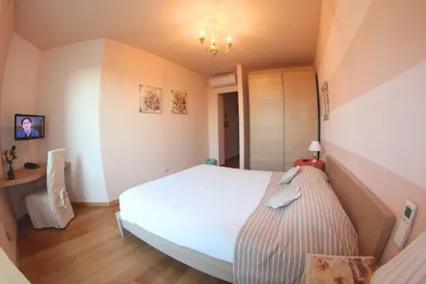 Bombyx Inn, 