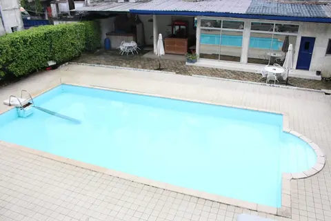 Jet Hotel, 
