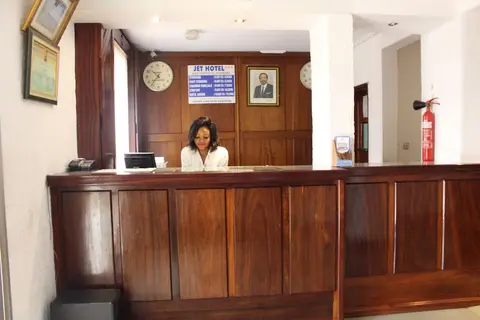 Jet Hotel, 