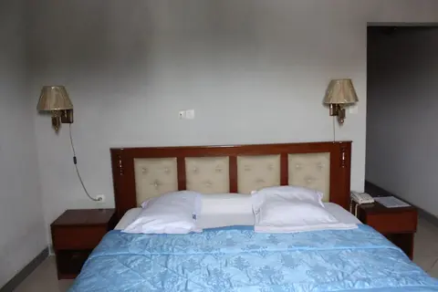 Jet Hotel, 