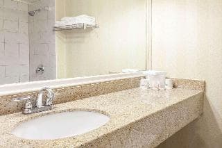 Knights Inn Toronto East, 