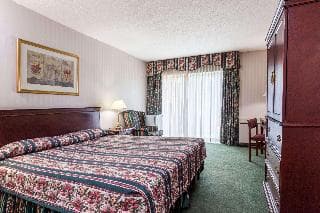 Knights Inn Toronto East, 