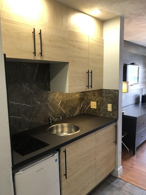 The Shores Inn & Hotel, 