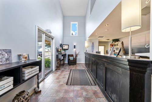 The Shores Inn & Hotel, 