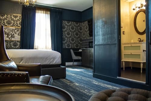 Midnight Sun, a Coast Hotel, 