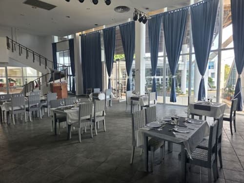 Playa de Oro, RESTAURANT