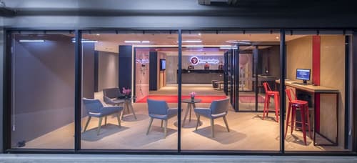 Travelodge Sukhumvit 11, Lobby sitting area