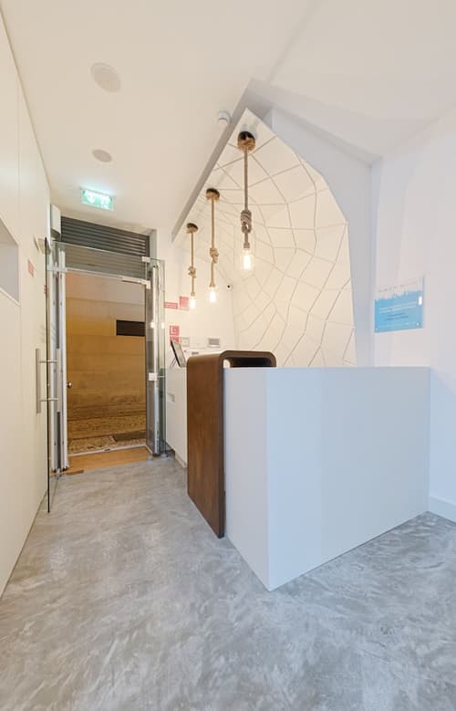 Histórias por Metro Quadrado, Interior entrance