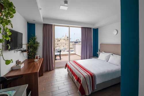 Maris Hotel, Featured Image