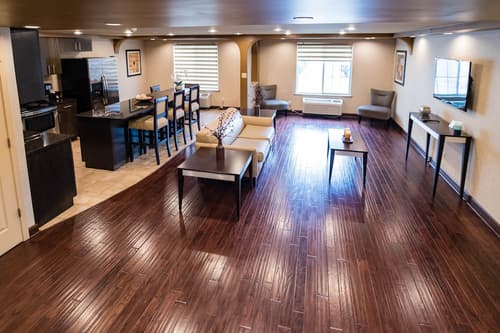 Clarion Inn Elmhurst - Oak Brook near I-88, I-290, I-294, Living area