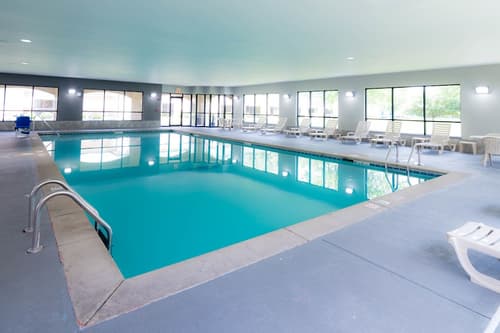 Clarion Inn Elmhurst - Oak Brook near I-88, I-290, I-294, Indoor pool