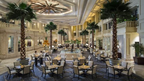 The Peninsula Manila, Lobby lounge