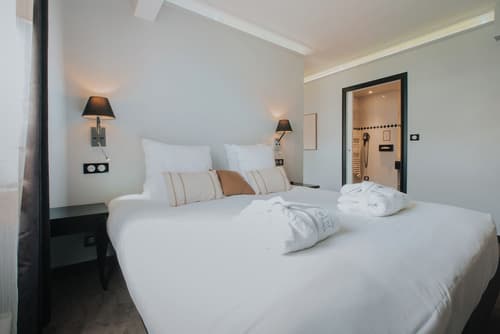 Henry II Hotel, Room