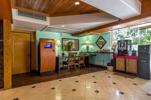 Castle Bamboo Waikīkī Hotel, Interior entrance
