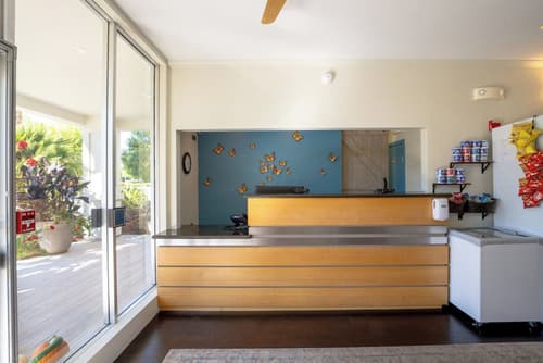 Marin Suites Hotel, Reception