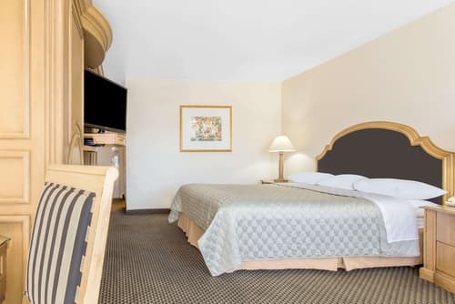 Days Inn by Wyndham Modesto, Room