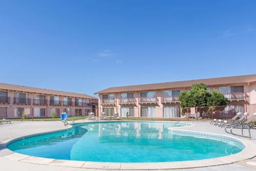 Days Inn by Wyndham Modesto, Pool