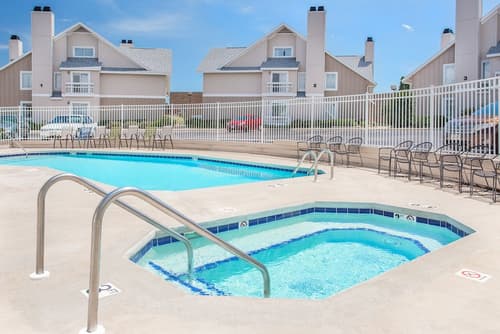 Hawthorn Extended Stay by Wyndham Green Bay, Outdoor pool