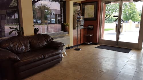 The Metropolitan Inn, Lobby sitting area