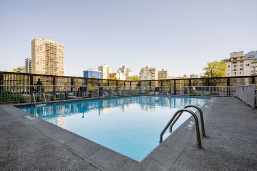 Sandman Suites Vancouver on Davie, Indoor/outdoor pool