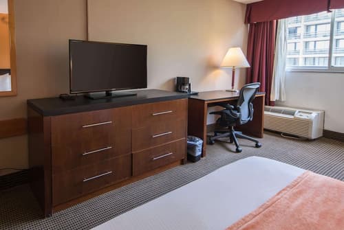 Howard Johnson by Wyndham Fullerton/Anaheim Conference Cntr, Room