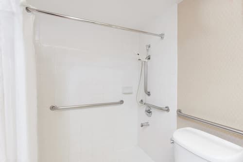 Howard Johnson by Wyndham Fullerton/Anaheim Conference Cntr, Bathroom