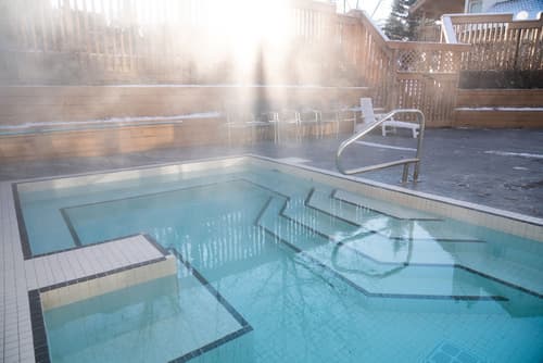Banff Rocky Mountain Resort, Outdoor spa tub