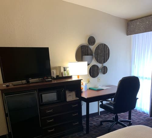Howard Johnson by Wyndham Oklahoma City Airport/ Fairgrounds, Room