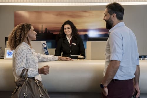 Hotel Executive, Reception