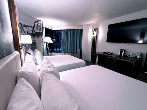 Fort Pontchartrain Detroit, a Wyndham Hotel, Room