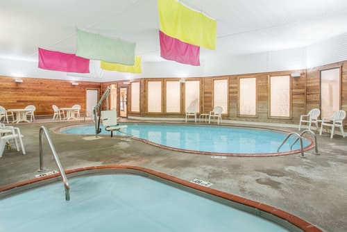 Days Inn by Wyndham Marquette, Pool