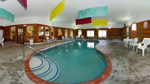 Days Inn by Wyndham Marquette, Indoor pool