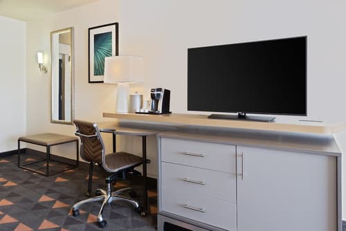 Holiday Inn & Suites Across From Universal Orlando by IHG, Room