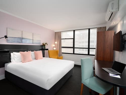 Park Regis City Centre, Room