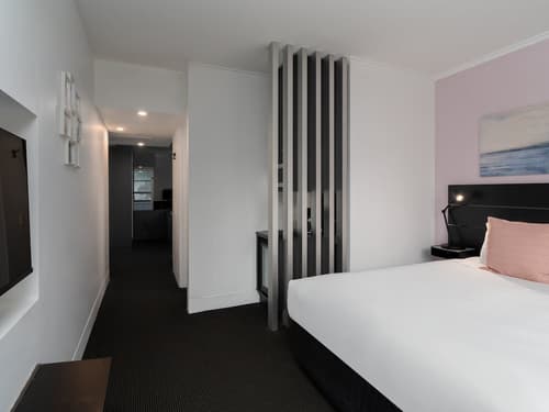 Park Regis City Centre, Room