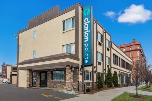 Clarion Pointe Downtown, Exterior