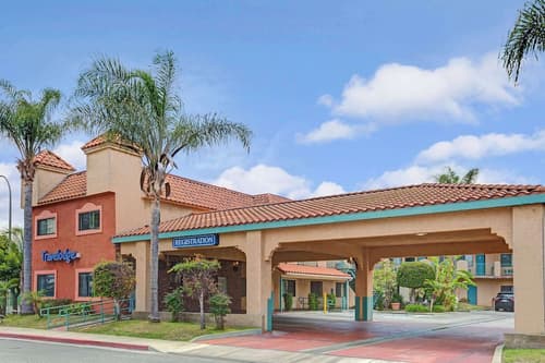 Travelodge by Wyndham Lynwood, Exterior