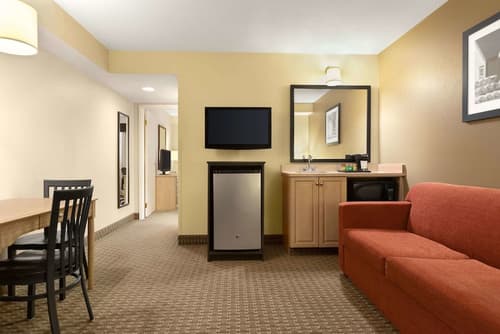 Travelodge Suites by Wyndham Moncton, Room